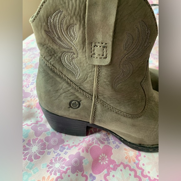 BORN riven western embroidered grey booties size 8.5 (40) - Picture 3 of 12